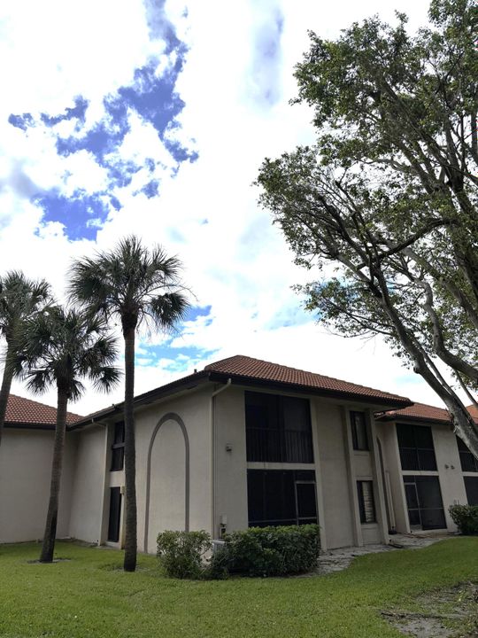 Active With Contract: $2,400 (2 beds, 2 baths, 1200 Square Feet)