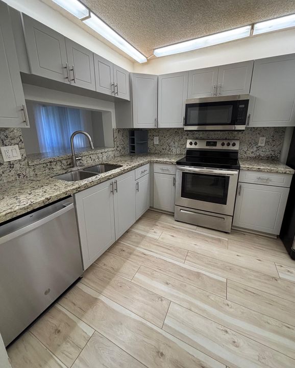 Active With Contract: $2,400 (2 beds, 2 baths, 1200 Square Feet)