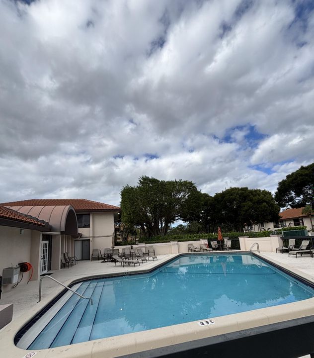 Active With Contract: $2,400 (2 beds, 2 baths, 1200 Square Feet)