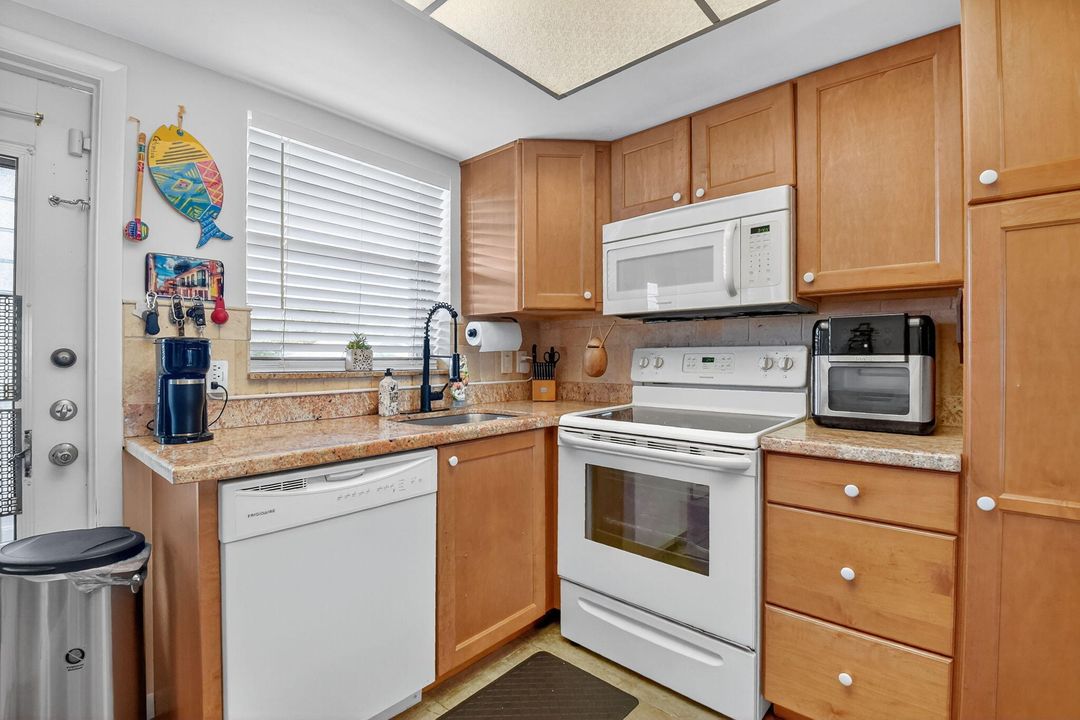 For Sale: $112,000 (1 beds, 1 baths, 1022 Square Feet)