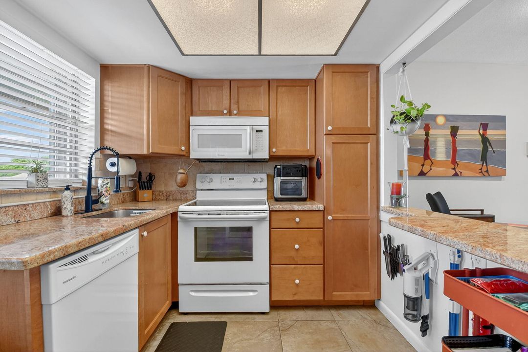 For Sale: $112,000 (1 beds, 1 baths, 1022 Square Feet)