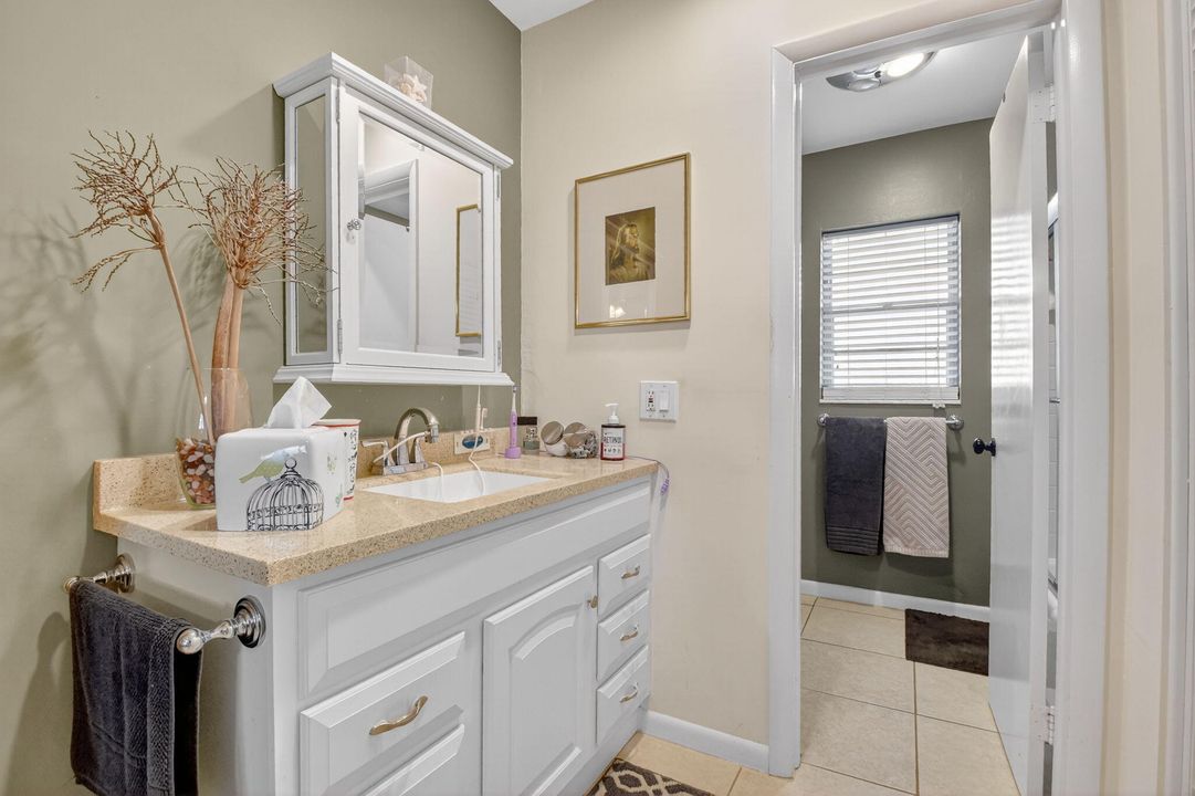 For Sale: $112,000 (1 beds, 1 baths, 1022 Square Feet)