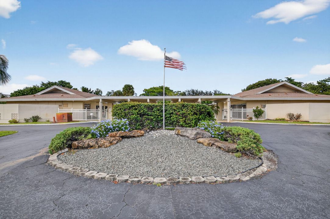 For Sale: $112,000 (1 beds, 1 baths, 1022 Square Feet)