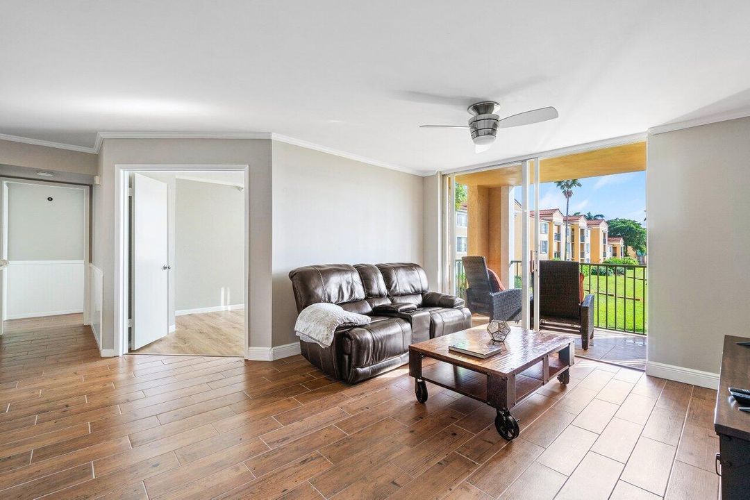 出租: $2,600 (2 贝兹, 1 浴室, 917 平方英尺)