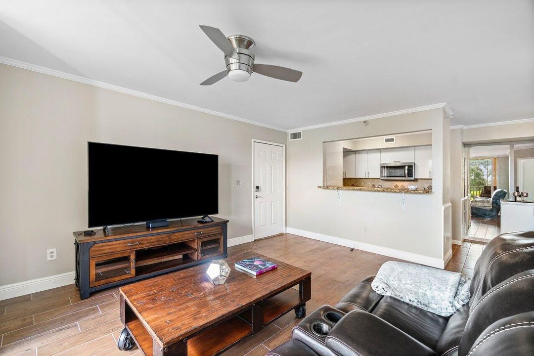 出租: $2,600 (2 贝兹, 1 浴室, 917 平方英尺)