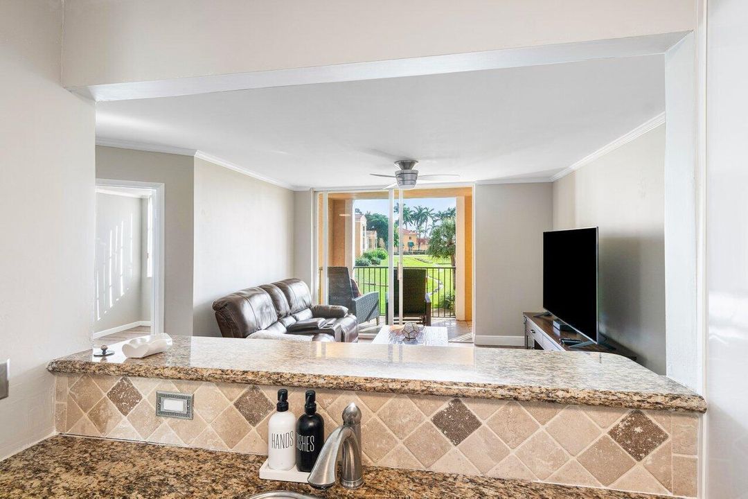 出租: $2,600 (2 贝兹, 1 浴室, 917 平方英尺)