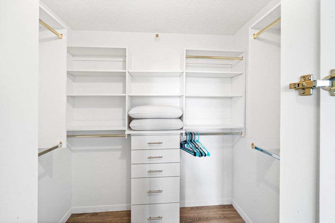 出租: $2,600 (2 贝兹, 1 浴室, 917 平方英尺)