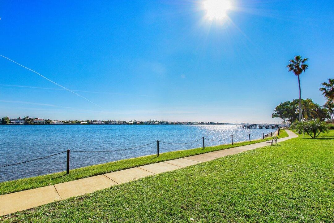 出租: $2,600 (2 贝兹, 1 浴室, 917 平方英尺)