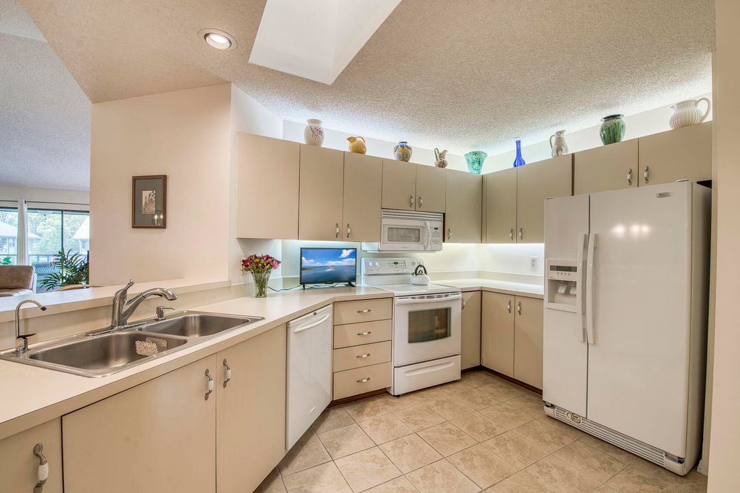 На продажу: $269,890 (2 спален, 2 ванн, 1354 Квадратных фут)