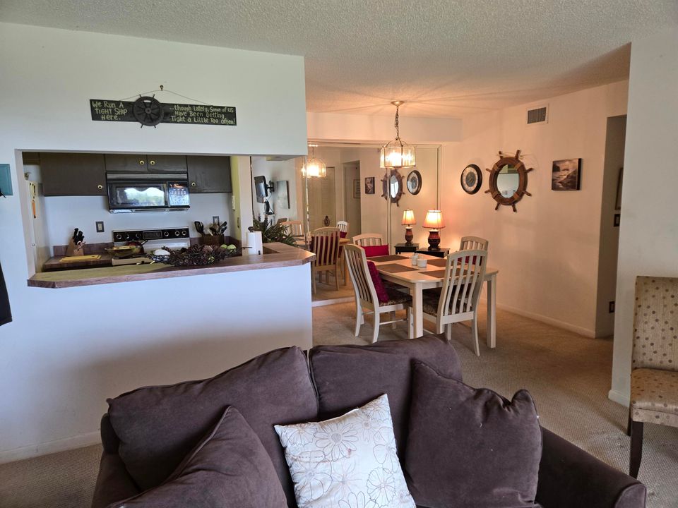 For Sale: $225,000 (2 beds, 2 baths, 1018 Square Feet)