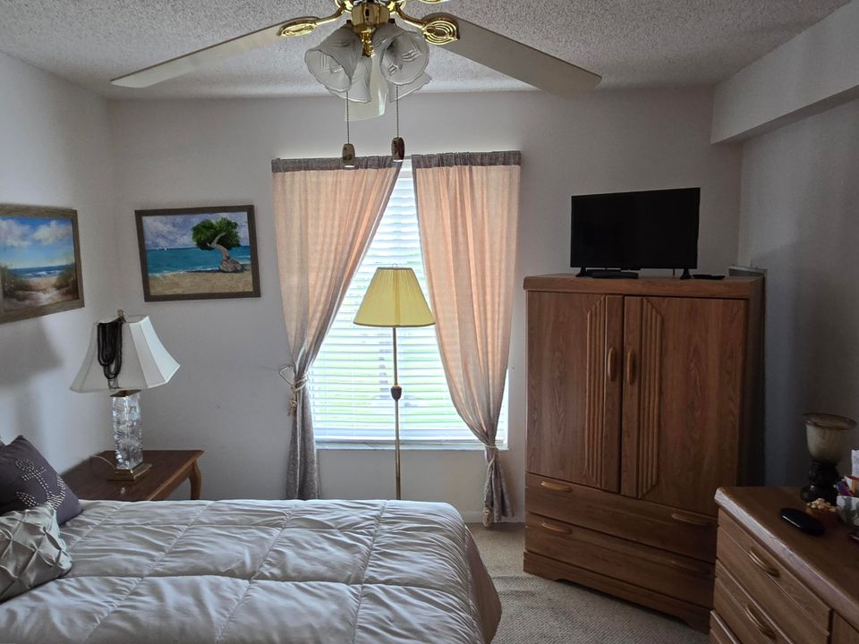 For Sale: $225,000 (2 beds, 2 baths, 1018 Square Feet)