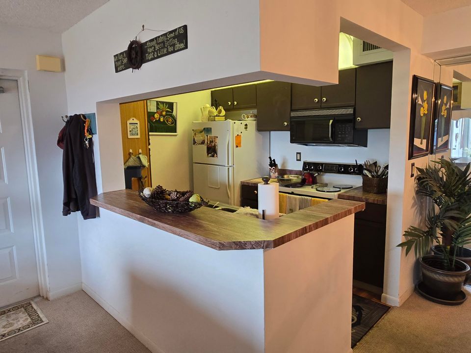 For Sale: $225,000 (2 beds, 2 baths, 1018 Square Feet)
