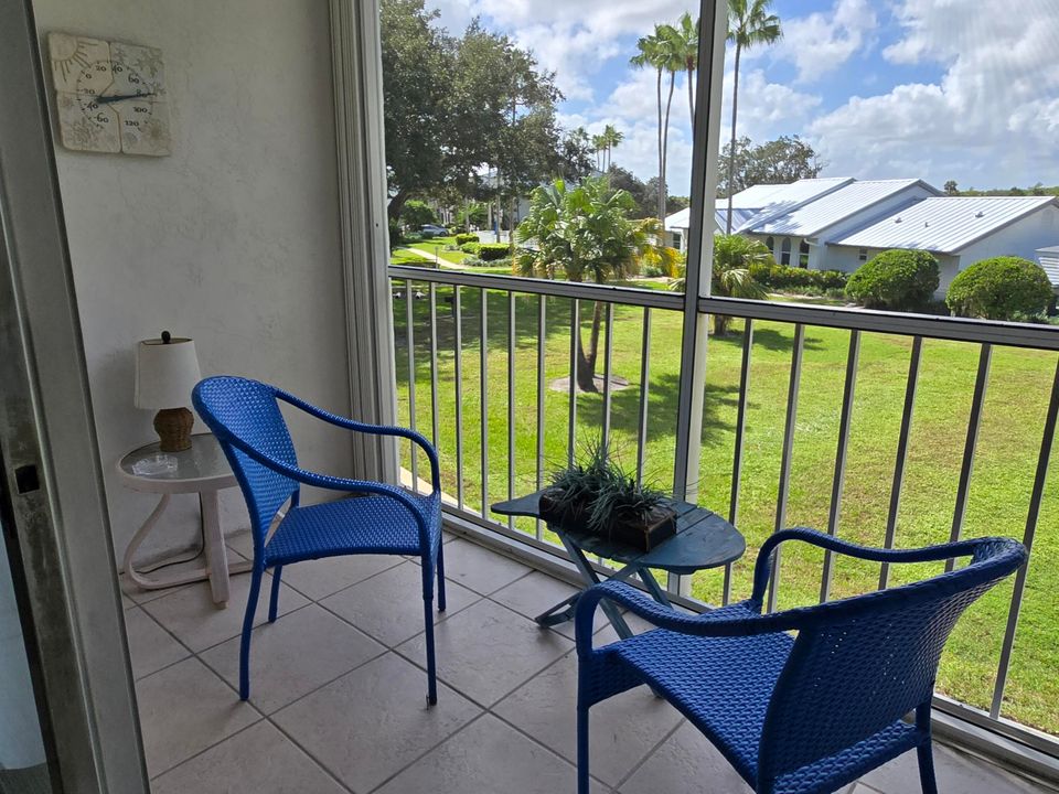 For Sale: $225,000 (2 beds, 2 baths, 1018 Square Feet)