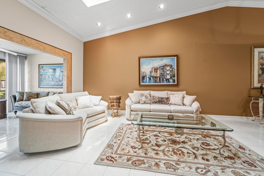 Active With Contract: $299,000 (2 beds, 2 baths, 1500 Square Feet)