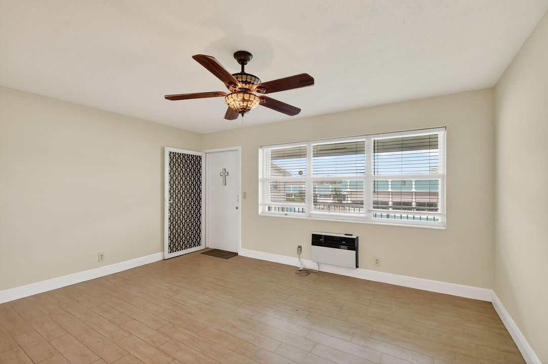 Active With Contract: $120,000 (1 beds, 1 baths, 570 Square Feet)