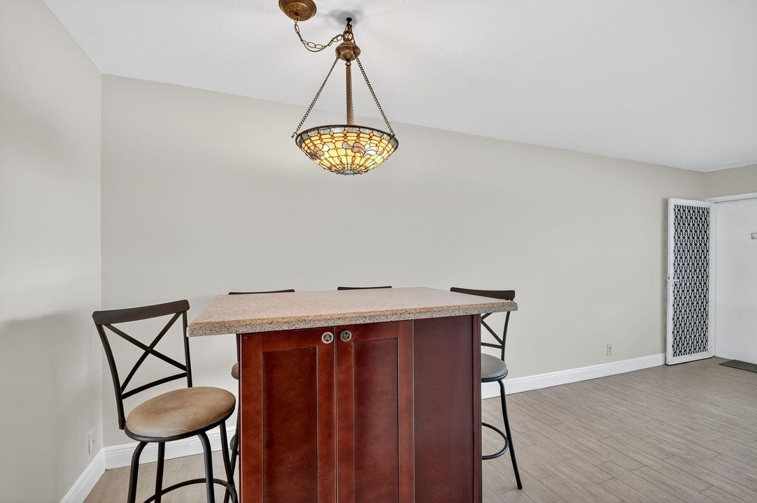 Active With Contract: $120,000 (1 beds, 1 baths, 570 Square Feet)