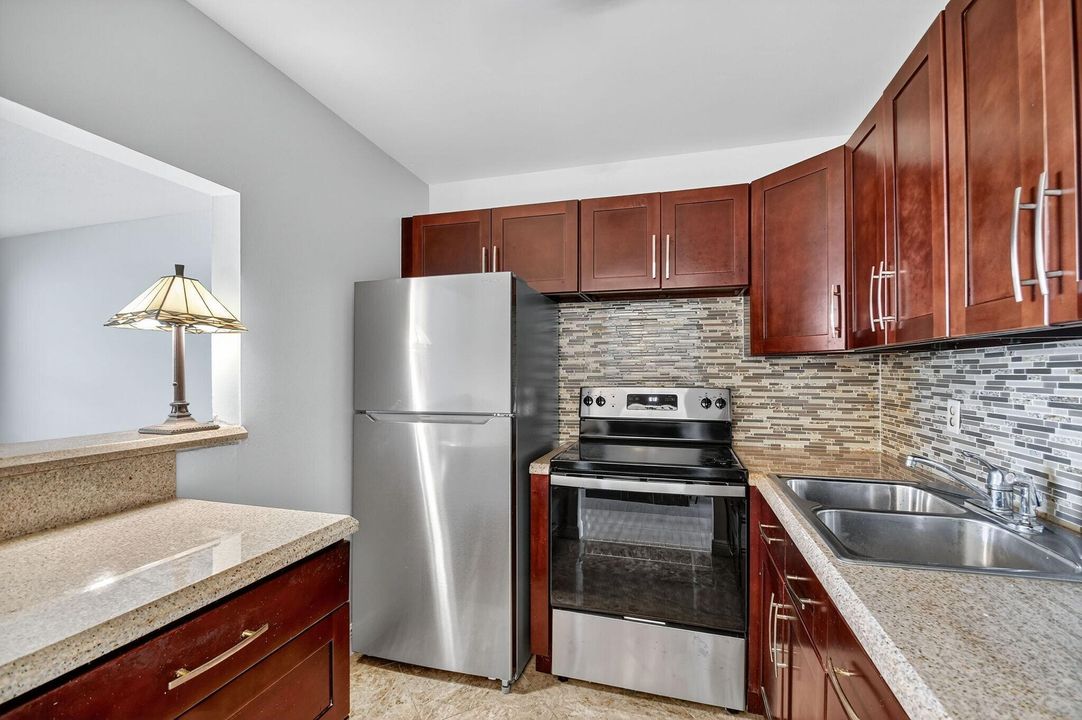 Active With Contract: $120,000 (1 beds, 1 baths, 570 Square Feet)