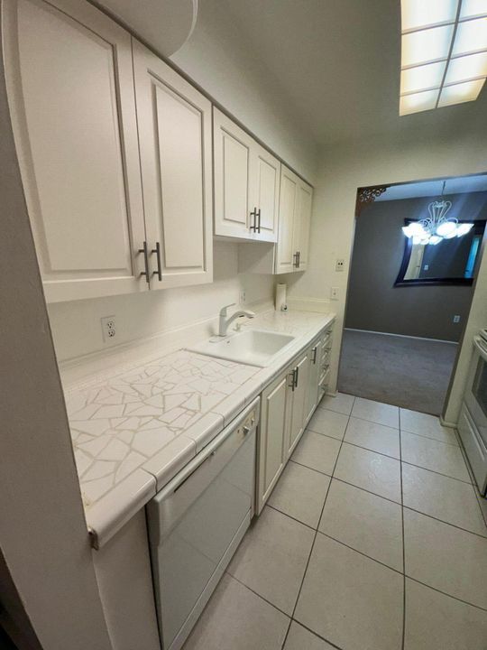 Activo con contrato: $1,950 (2 camas, 2 baños, 1173 Pies cuadrados)