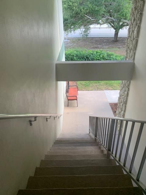 待售: $130,000 (2 贝兹, 1 浴室, 966 平方英尺)