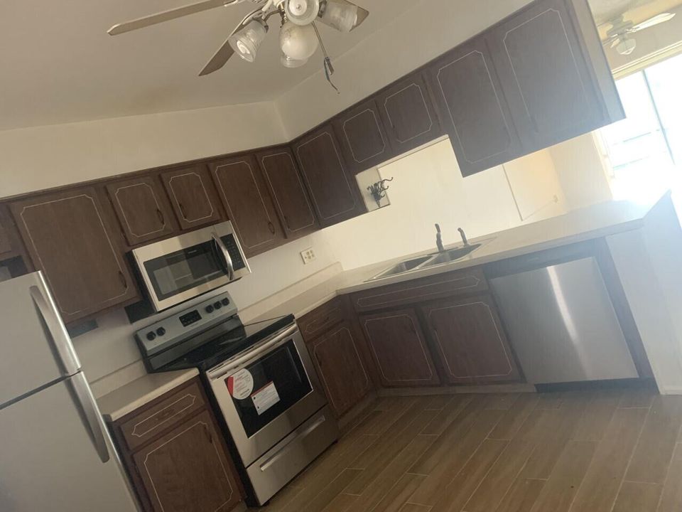 待售: $130,000 (2 贝兹, 1 浴室, 966 平方英尺)