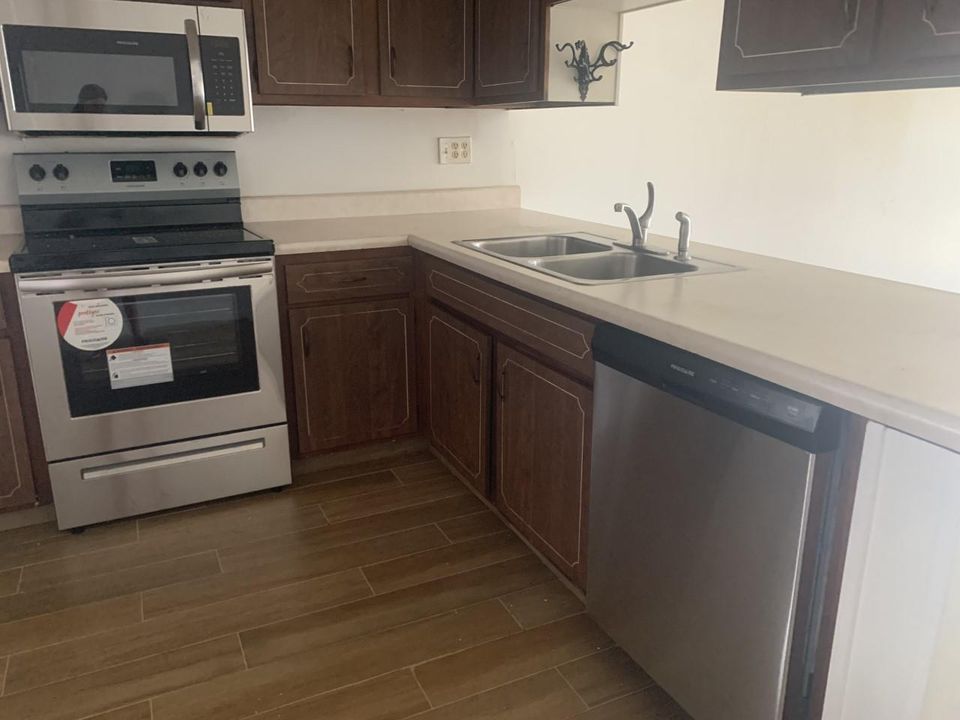 待售: $130,000 (2 贝兹, 1 浴室, 966 平方英尺)