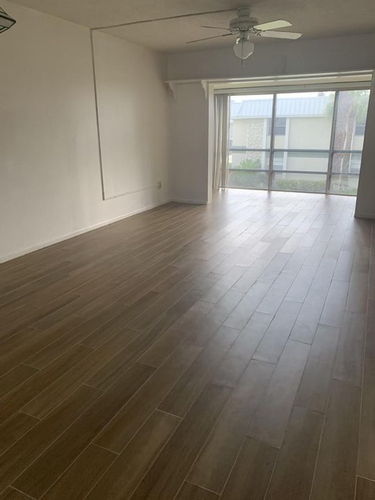 待售: $130,000 (2 贝兹, 1 浴室, 966 平方英尺)