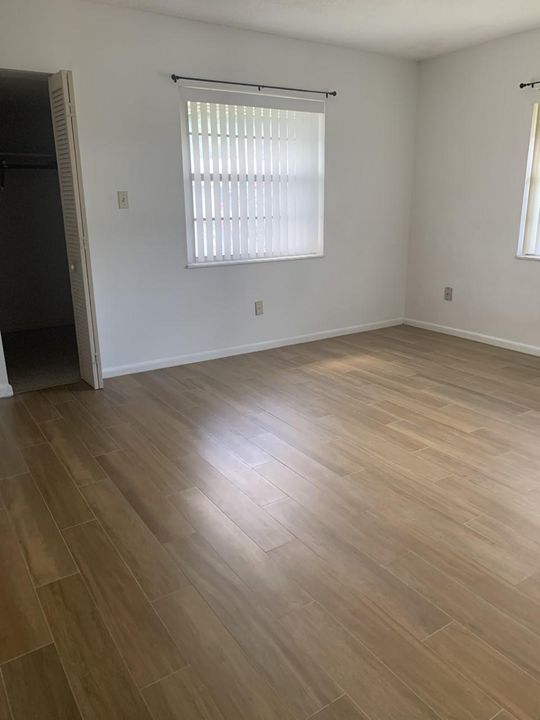 待售: $130,000 (2 贝兹, 1 浴室, 966 平方英尺)