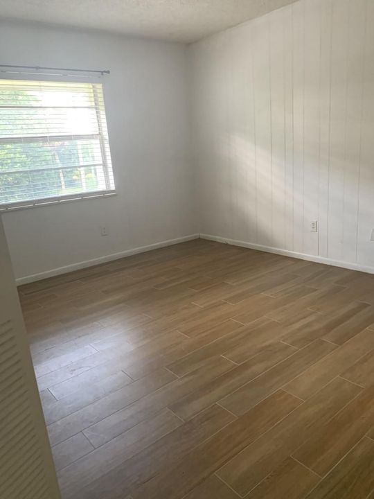 待售: $130,000 (2 贝兹, 1 浴室, 966 平方英尺)