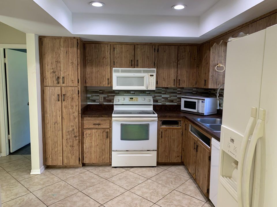 For Sale: $349,000 (2 beds, 2 baths, 1324 Square Feet)