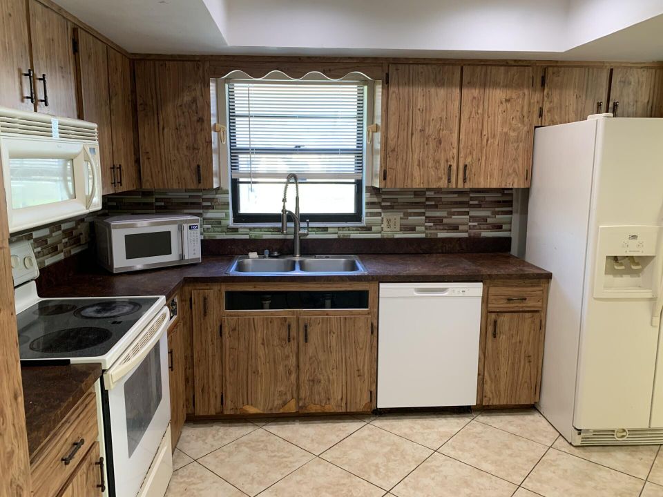 For Sale: $349,000 (2 beds, 2 baths, 1324 Square Feet)
