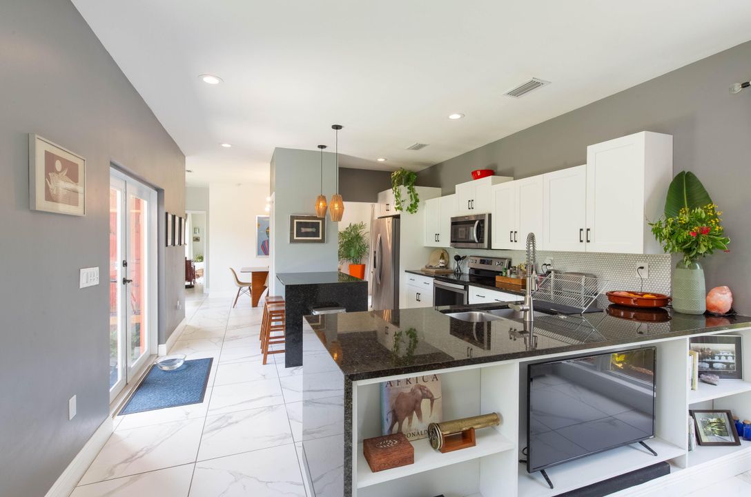 For Rent: $3,460 (3 beds, 2 baths, 1717 Square Feet)