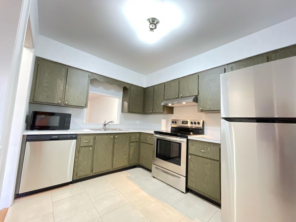 For Sale: $130,000 (2 beds, 1 baths, 924 Square Feet)