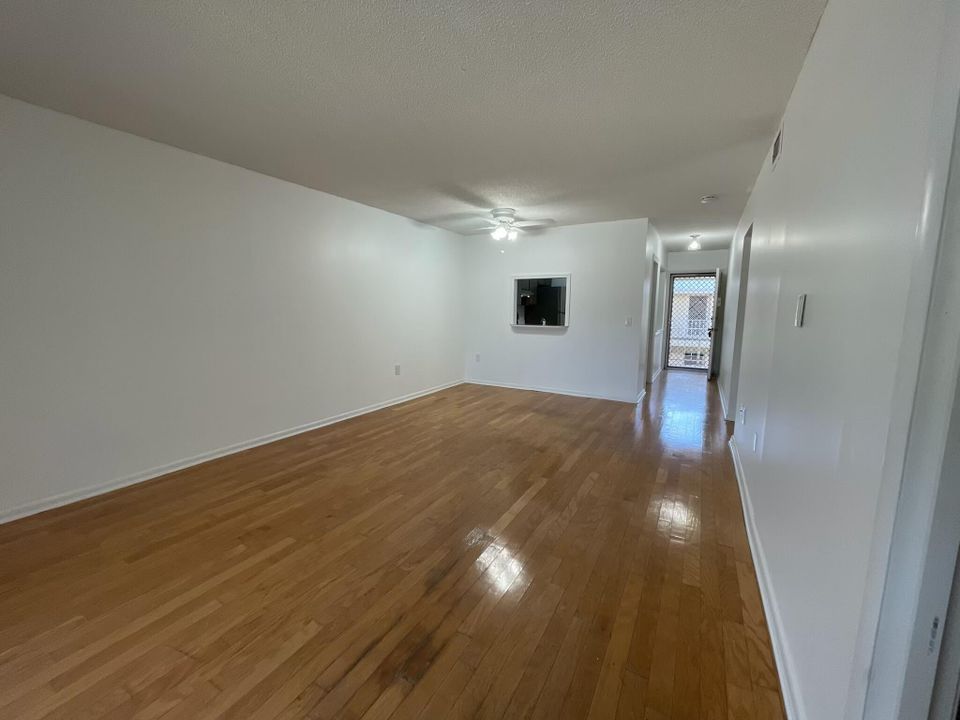 For Sale: $130,000 (2 beds, 1 baths, 924 Square Feet)