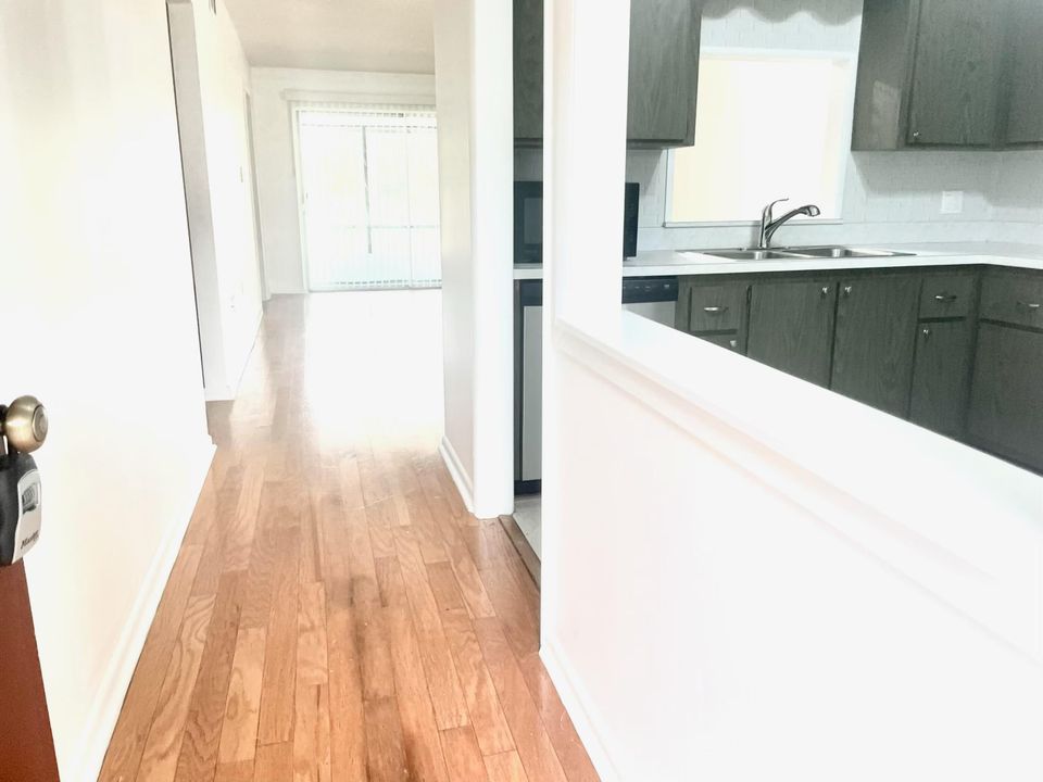 For Sale: $130,000 (2 beds, 1 baths, 924 Square Feet)