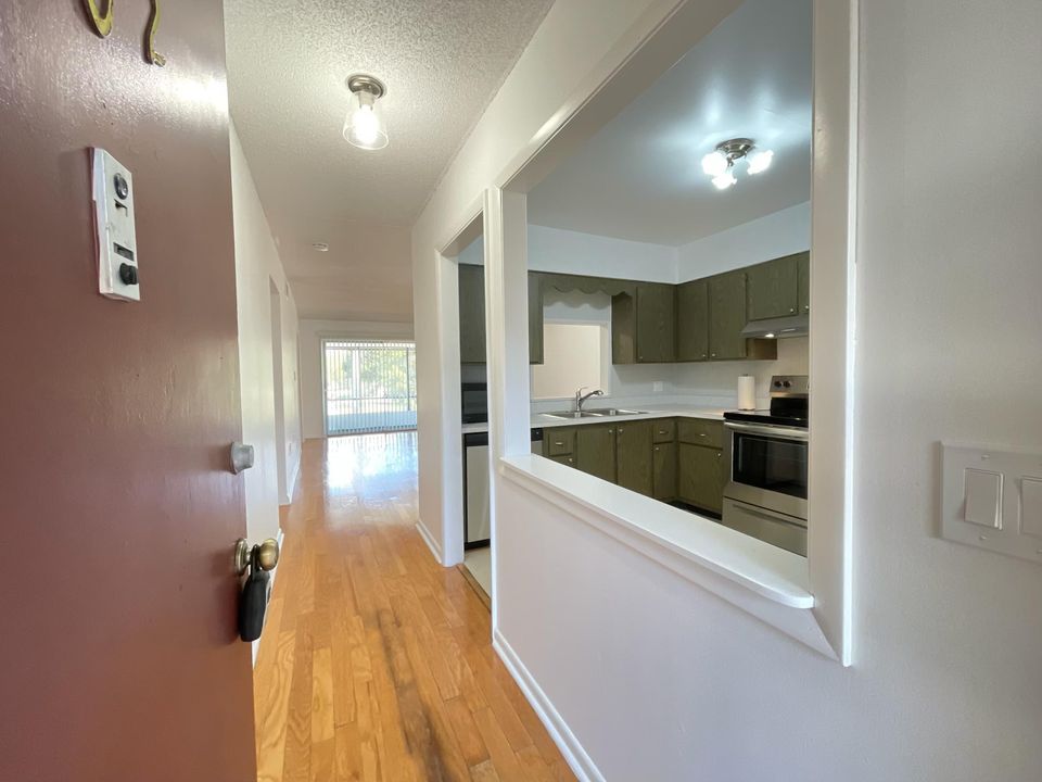 For Sale: $130,000 (2 beds, 1 baths, 924 Square Feet)
