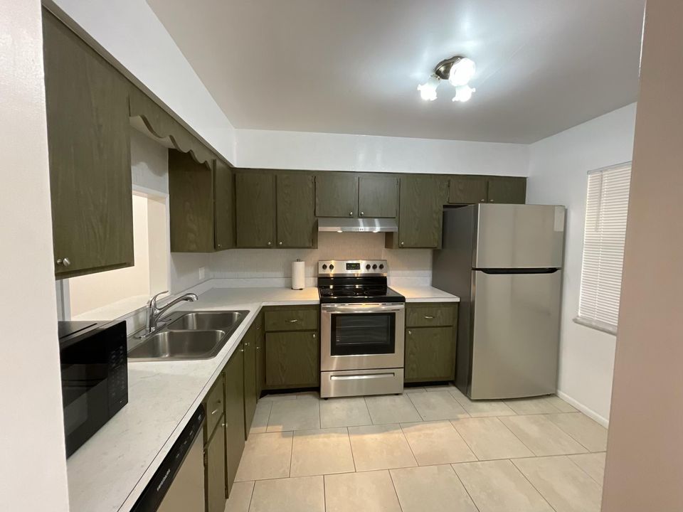 For Sale: $130,000 (2 beds, 1 baths, 924 Square Feet)