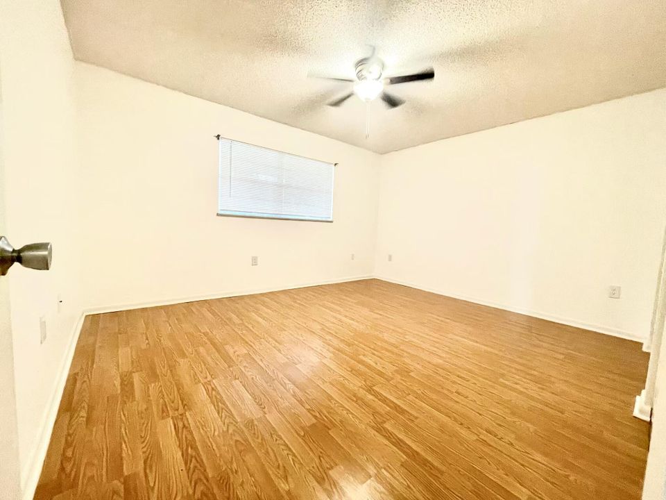 For Sale: $130,000 (2 beds, 1 baths, 924 Square Feet)