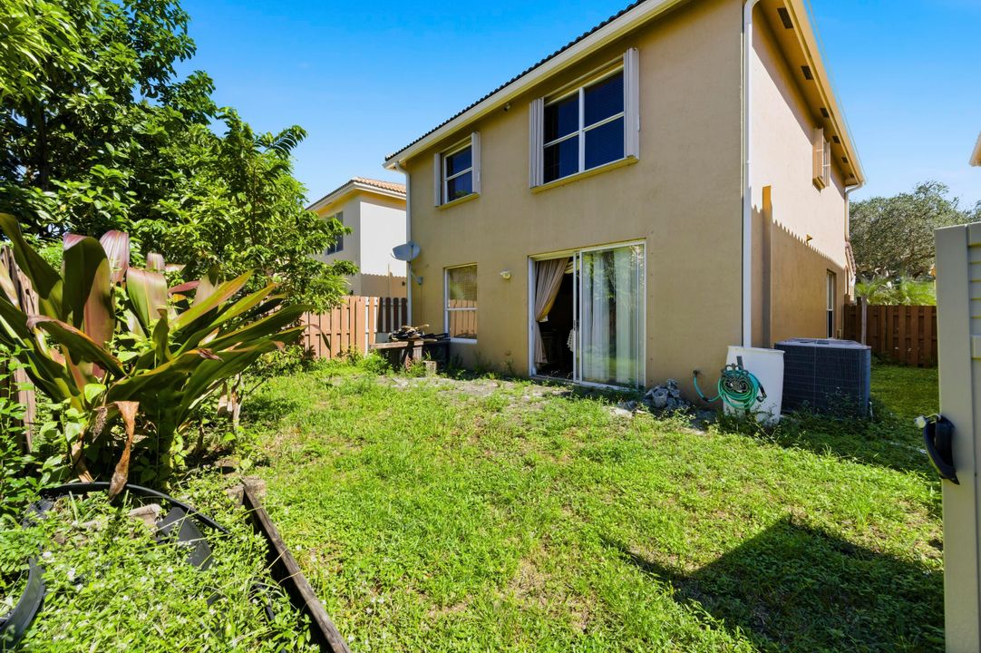 Под контрактом: $489,000 (4 спален, 3 ванн, 1867 Квадратных фут)