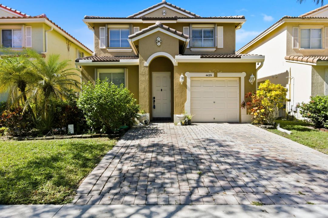 Под контрактом: $489,000 (4 спален, 3 ванн, 1867 Квадратных фут)