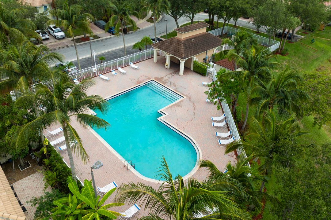 Под контрактом: $489,000 (4 спален, 3 ванн, 1867 Квадратных фут)