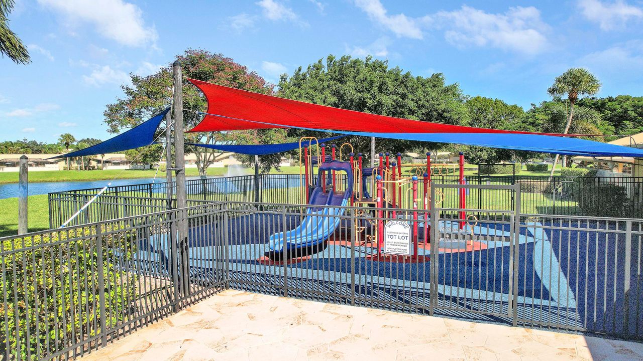 Active With Contract: $350,000 (3 beds, 2 baths, 1276 Square Feet)