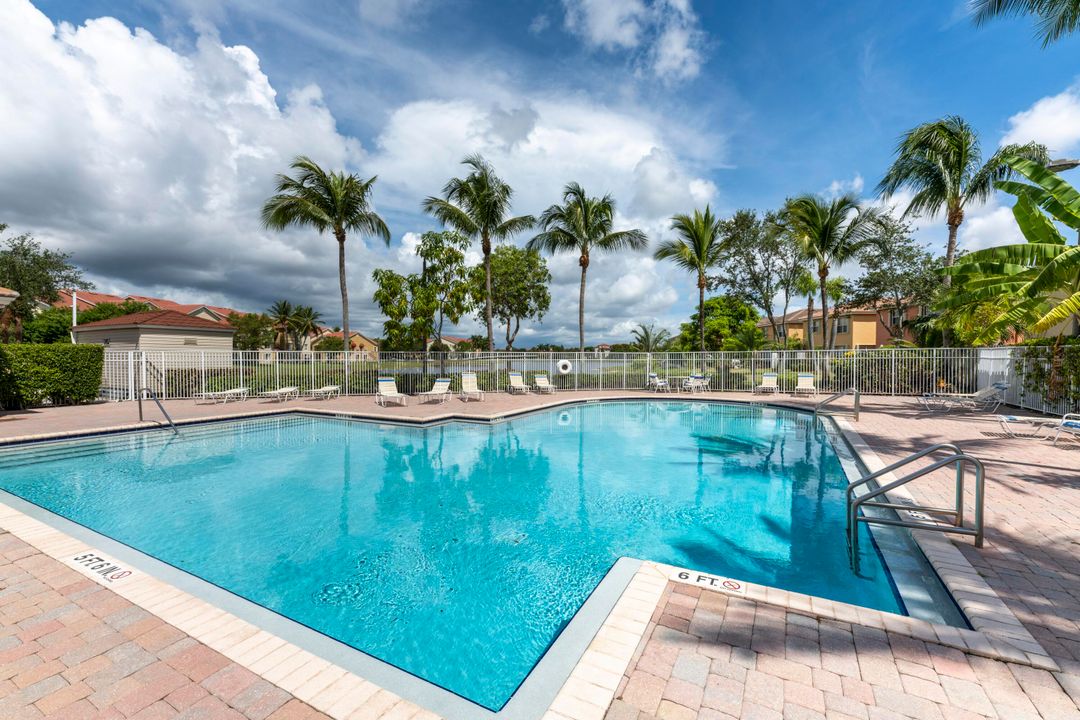 Под контрактом: $489,000 (4 спален, 3 ванн, 1867 Квадратных фут)