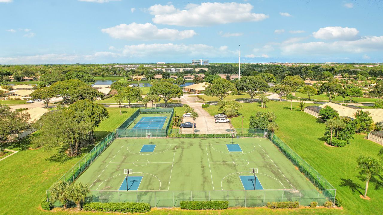 Active With Contract: $350,000 (3 beds, 2 baths, 1276 Square Feet)