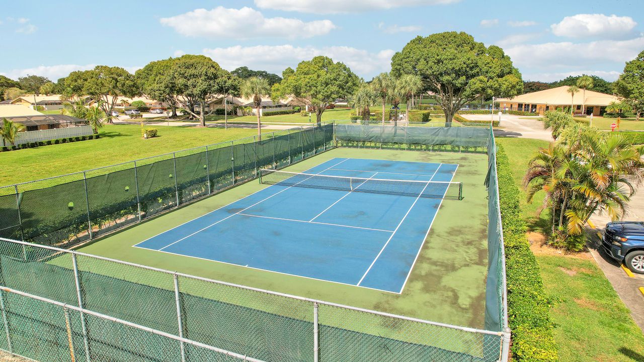 Active With Contract: $350,000 (3 beds, 2 baths, 1276 Square Feet)