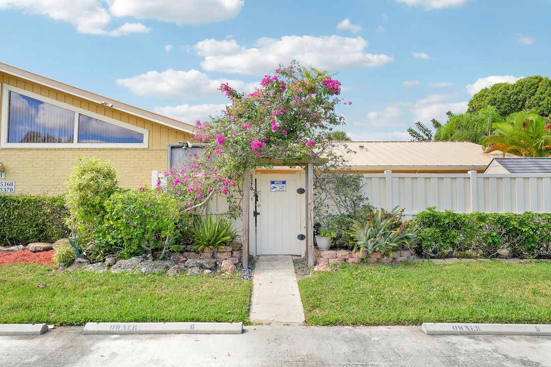 Active With Contract: $350,000 (3 beds, 2 baths, 1276 Square Feet)
