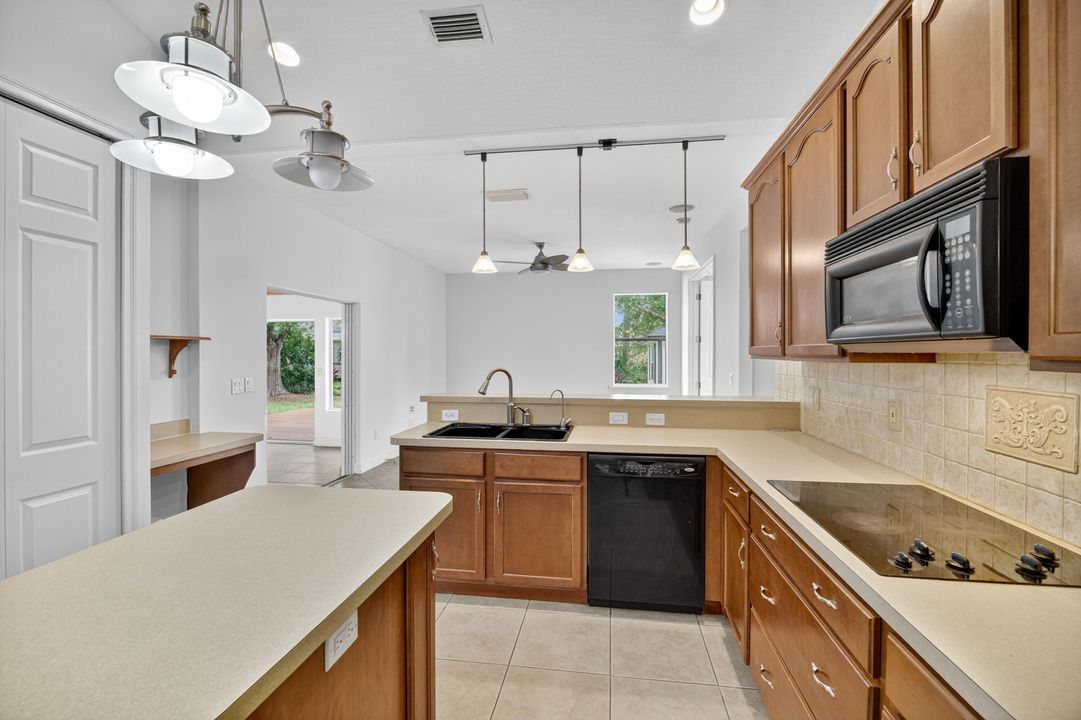 Activo con contrato: $375,000 (3 camas, 2 baños, 2034 Pies cuadrados)