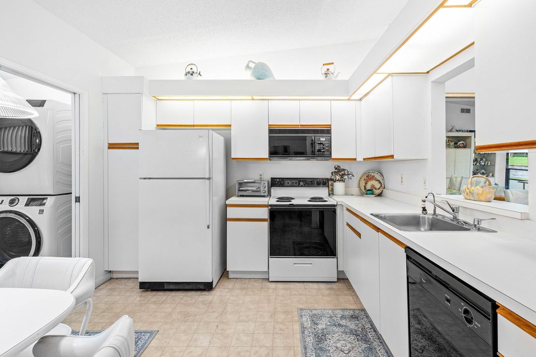 For Sale: $314,000 (2 beds, 2 baths, 1382 Square Feet)