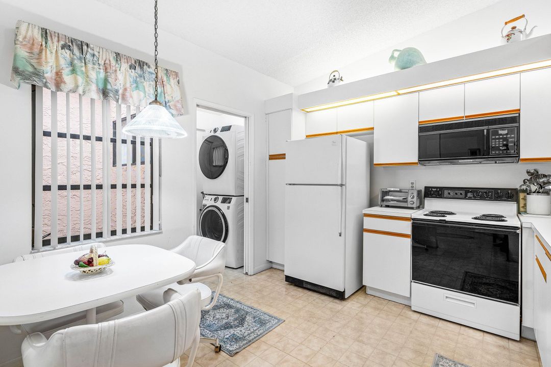 For Sale: $314,000 (2 beds, 2 baths, 1382 Square Feet)