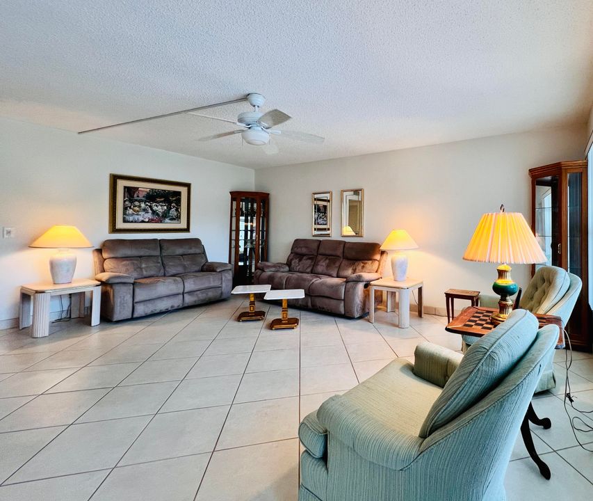 Под контрактом: $169,900 (2 спален, 2 ванн, 1062 Квадратных фут)