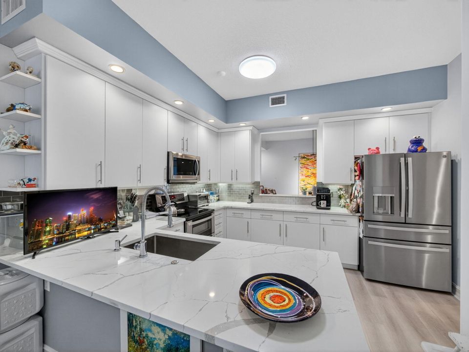 Activo con contrato: $995,000 (3 camas, 2 baños, 2423 Pies cuadrados)